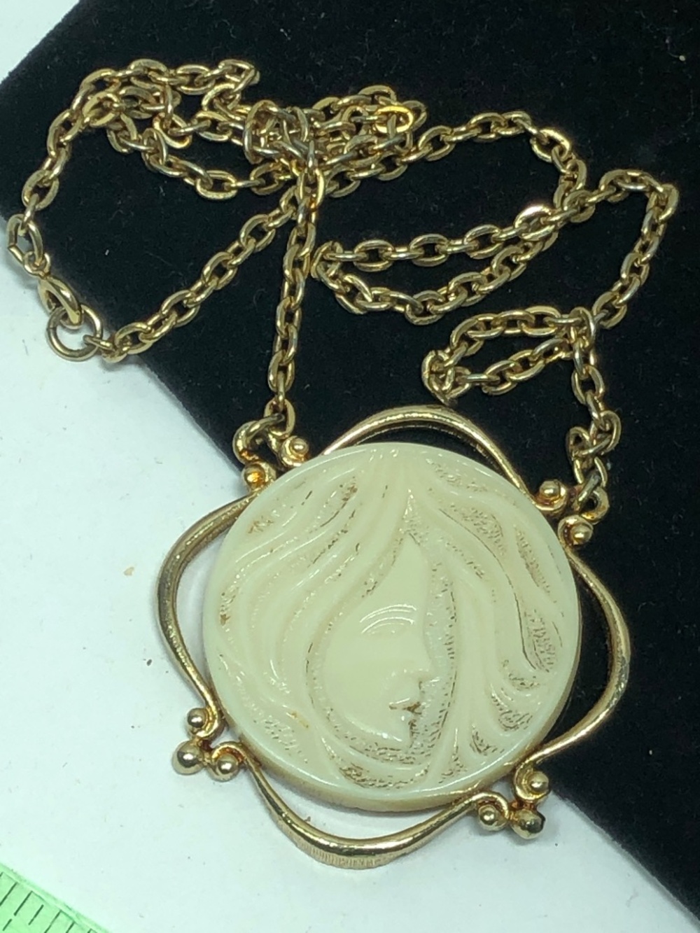 Sarah Coventry women lucite necklace